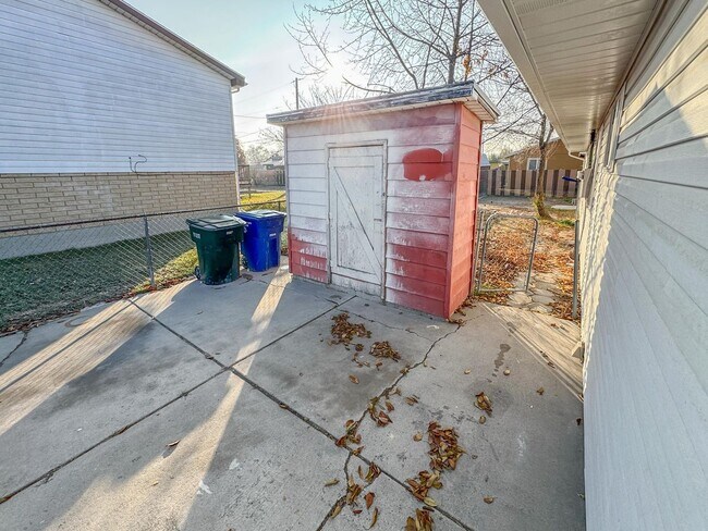 Building Photo - Charming Duplex with Prime Location in West Valley!