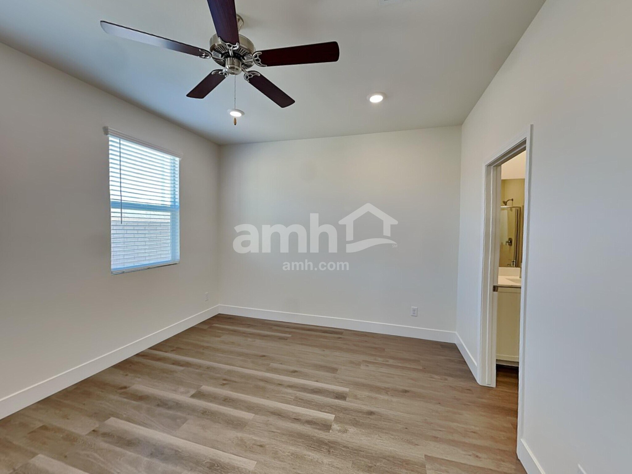 Building Photo - 822 English Primrose St