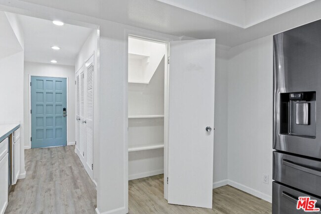 Building Photo - 11064 La Grange Ave