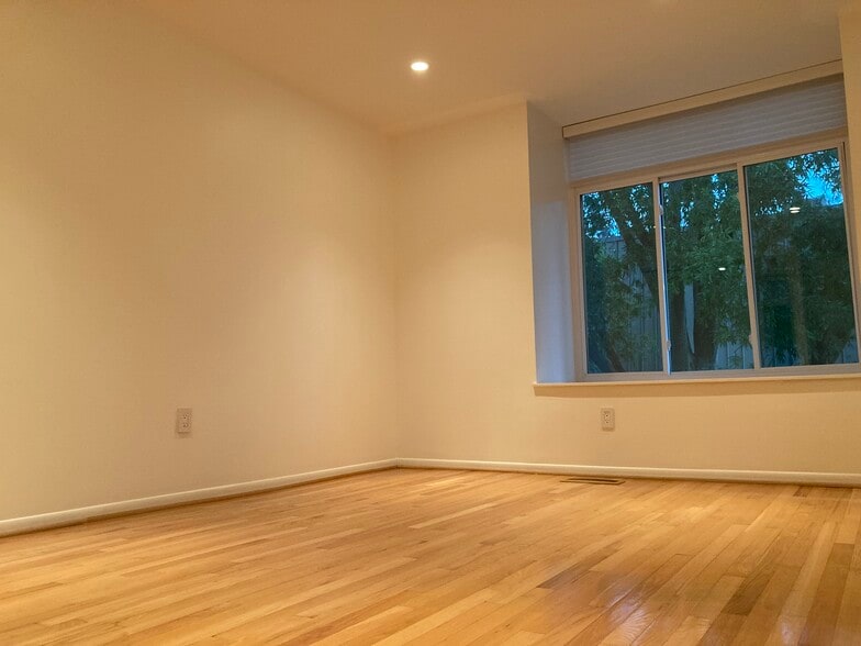 BR 2 Spacious and bright - 658 15th St S