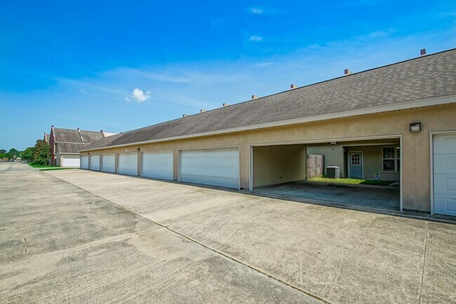 Building Photo - 10600 Lakes Blvd