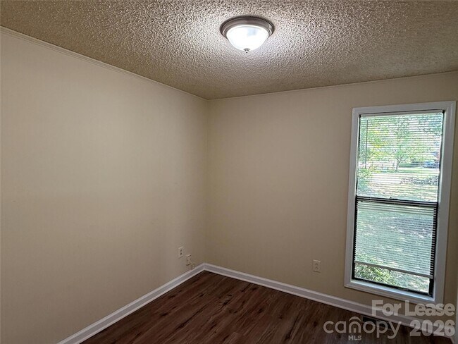 Building Photo - 2220 Laburnum Ave