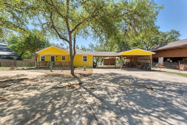 Building Photo - 2388 Lakeshore Dr