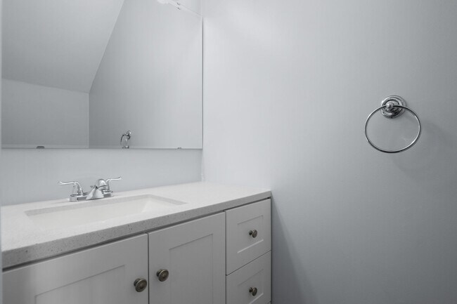 Building Photo - 4 Bed/2 1/2 Bathroom On Bus Line Undergrads Pets