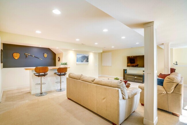 Building Photo - 7 Glen Ct