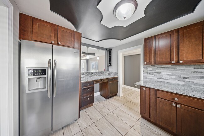 Building Photo - 810 Superior St