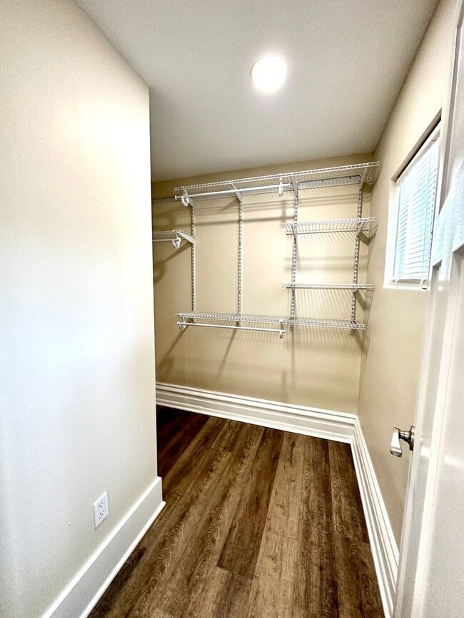 Building Photo - 933 - 320/322 Boggs Avenue