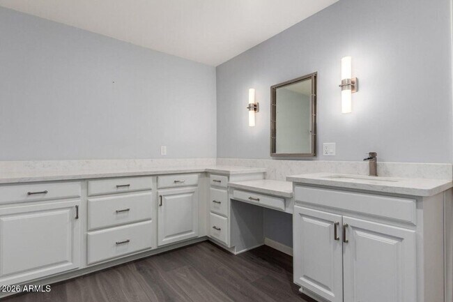 Building Photo - 481 W Half Moon Way
