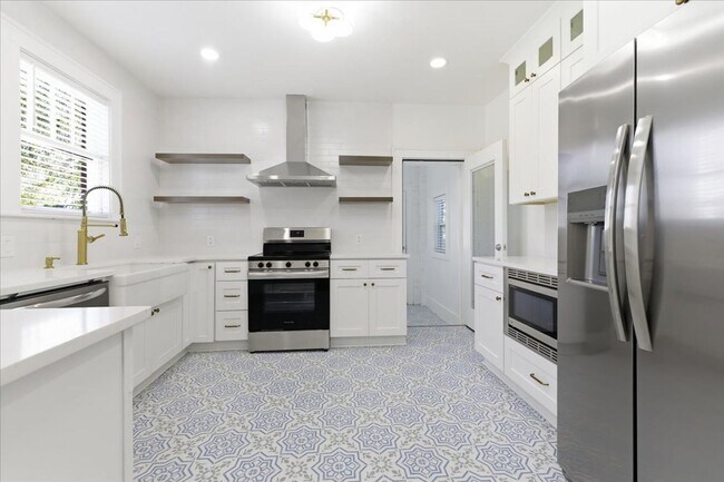 Building Photo - Move-In Ready 3BR/1.5BA Home with Private Backyard