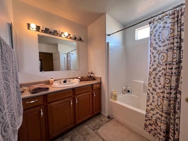 Building Photo - 3 Br 2Ba House with Garage and fenced yard**FURNISHED**