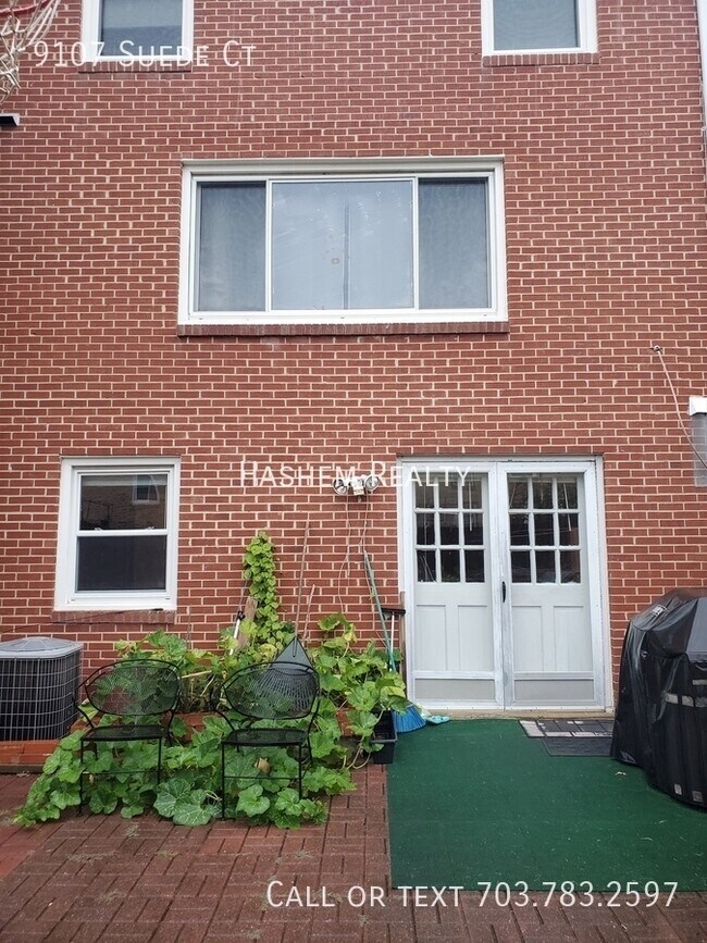Building Photo - Spacious 1 Bedroom Basement Rental with Pr...