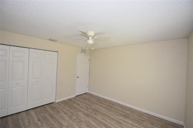 Building Photo - 15 White Deer Ln