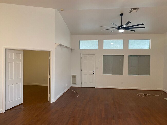 Building Photo - NW!! Single Story!! No Carpet!! No HOA!! B...
