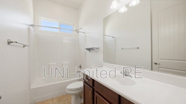 Building Photo - 937 N Gomez St
