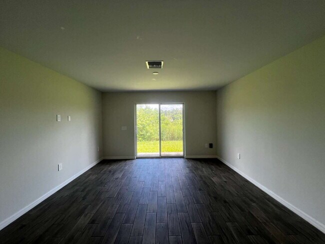 Building Photo - Haunt Your Dream Home: 3BR Duplex With Chi...
