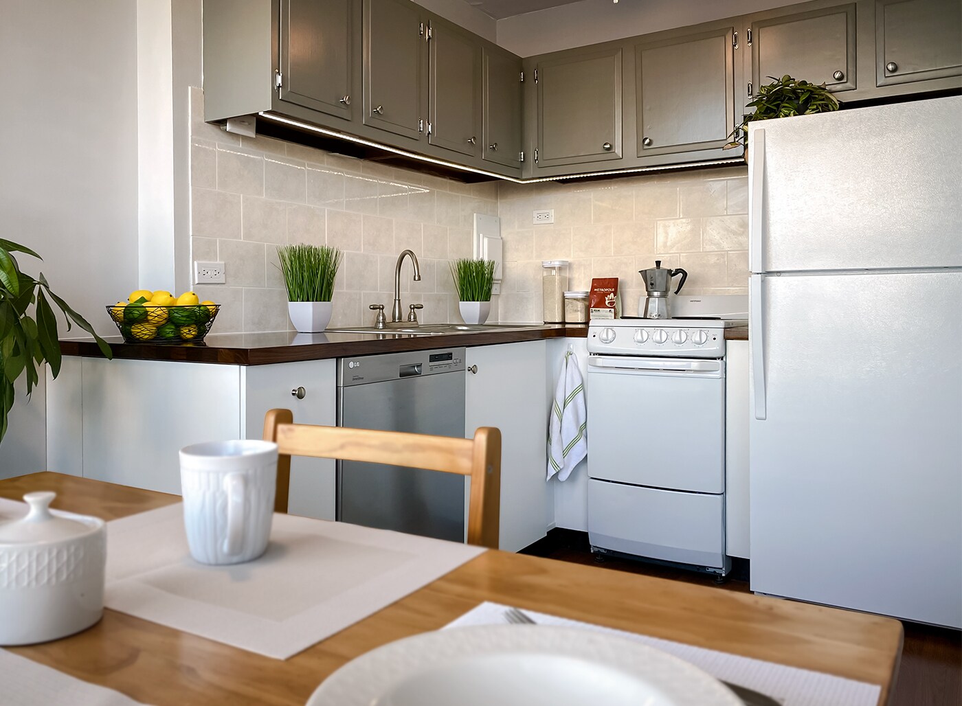 Building Photo - 6171 N Sheridan Rd