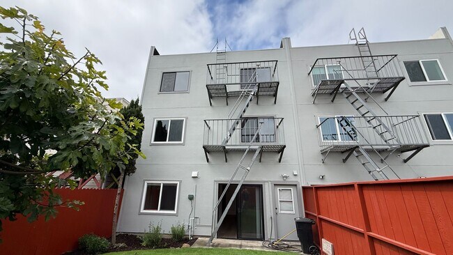 Building Photo - 1630 Oakdale Ave