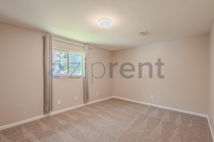 Building Photo - Unit