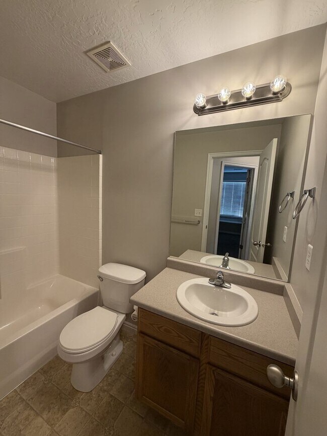 Building Photo - 977 Chelsea Ln