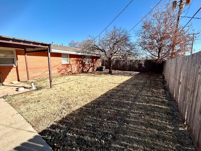 Building Photo - 3 bed 2 bath near the west loop Now available