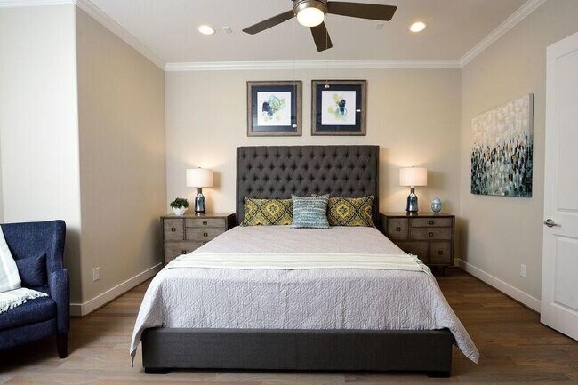 Building Photo - 5817 E Post Oak Ln