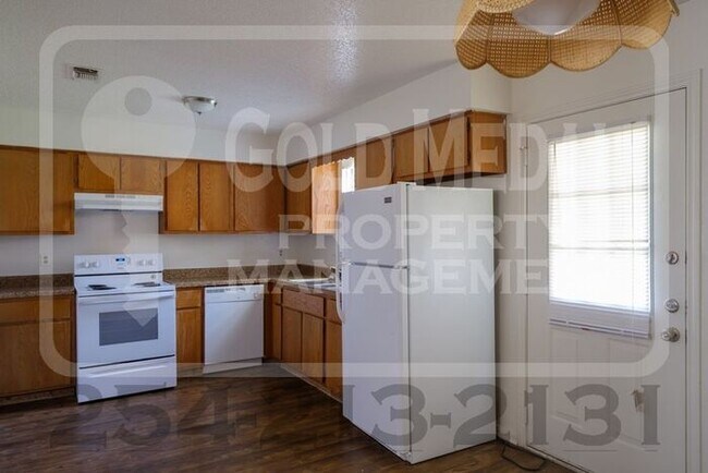 Building Photo - 1803 Cedarhill Dr