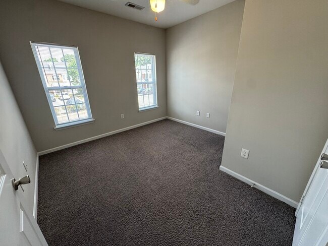 Building Photo - Amazing Deal! Great Location! 3 Bedroom 2.5 Bath Town Home! Playground in community!