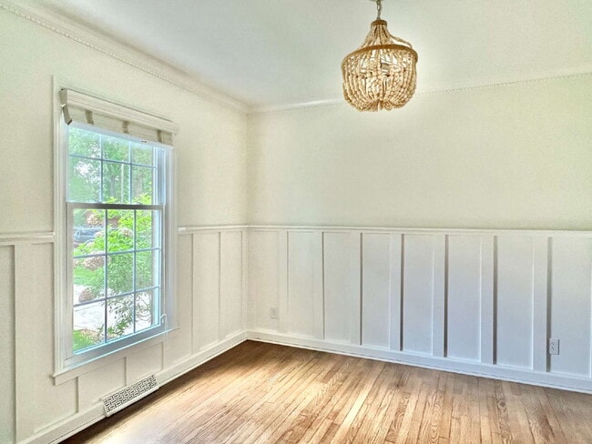 Building Photo - LUXURIOUS LANSDOWNE RETREAT!