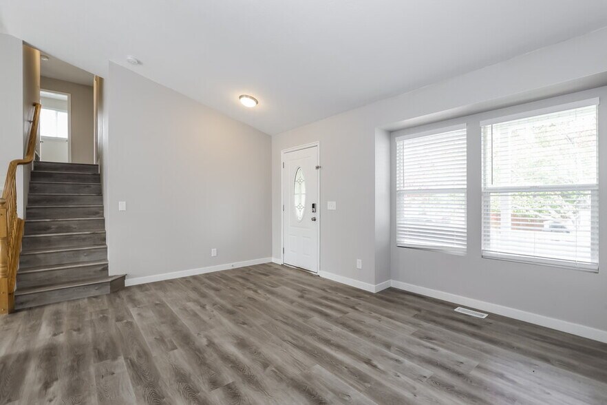 Building Photo - 1831 W Quarter Horse Ave