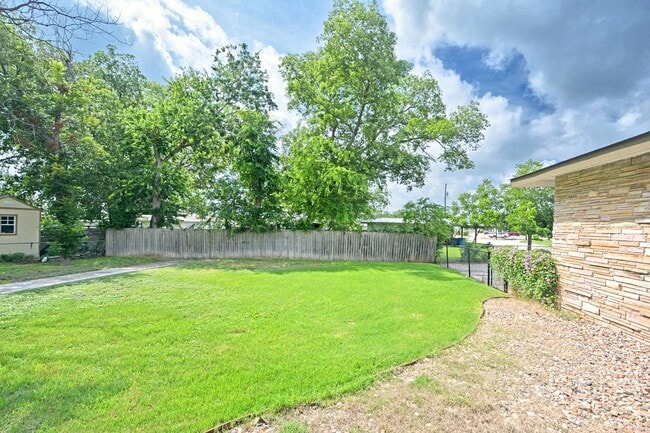 Building Photo - 671 W Merriweather St