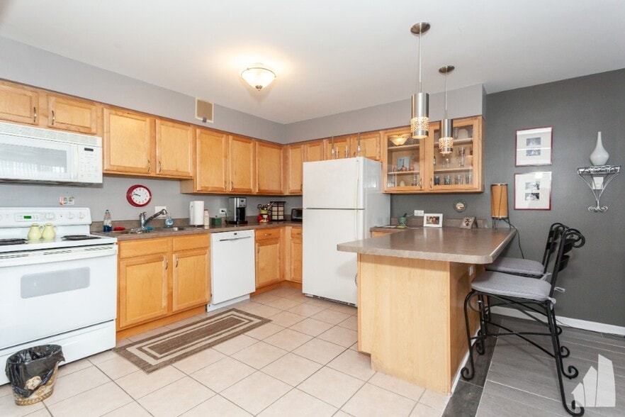 Building Photo - 5854 N Kenmore Ave