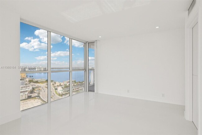 Building Photo - 7601 E Treasure Dr