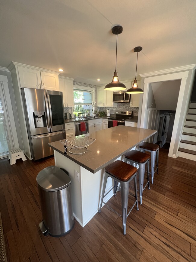 Building Photo - 98 SW Hartley Ave