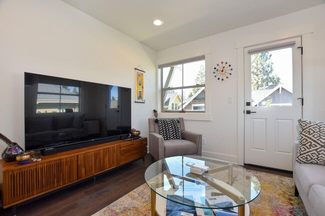 Building Photo - Charming 1 Bedroom Furnished Condo in NWX!