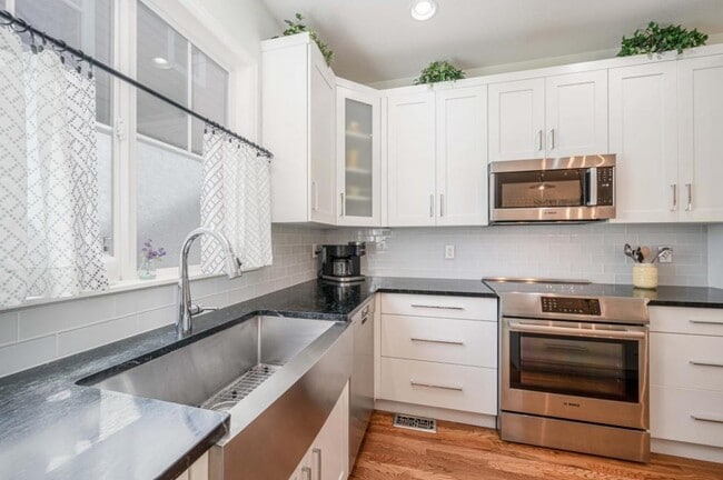 Building Photo - 4220 Ravenna Pl