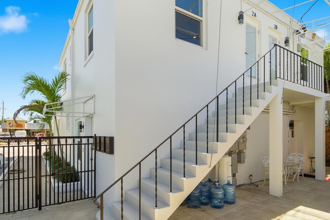 Building Photo - 5909 S Dixie Hwy