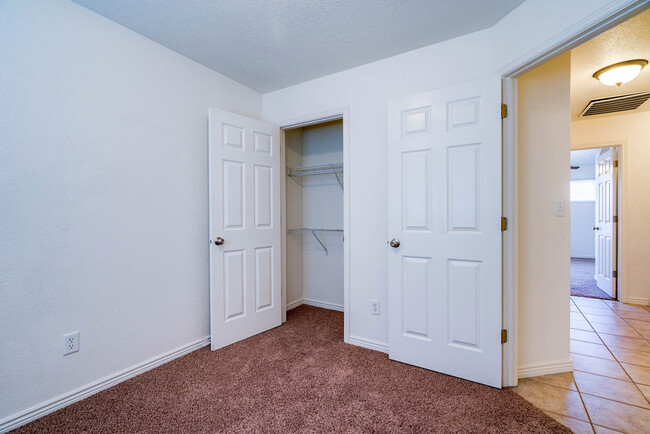 Building Photo - 3 Bedroom 2.5 Bathroom - Hidden Valley Tow...