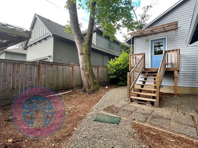 Building Photo - FIRST ADDITION - LAKE OSWEGO / SINGLE LEVE...