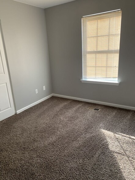 Building Photo - 203 Academy Ln