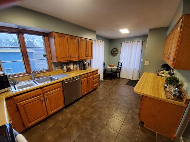 Building Photo - 314 N Grove St