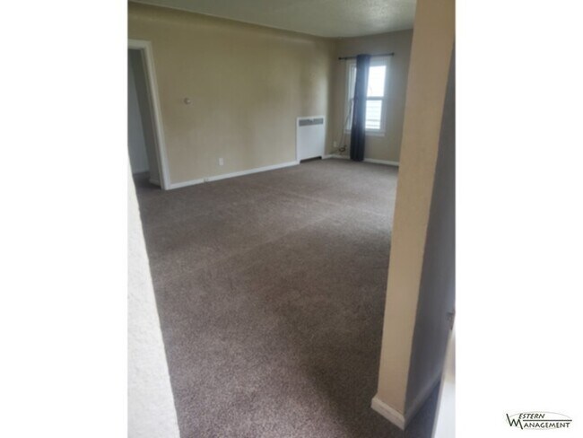 Building Photo - Charming 2 Bed, 1 Bath: Close to Hospitals...