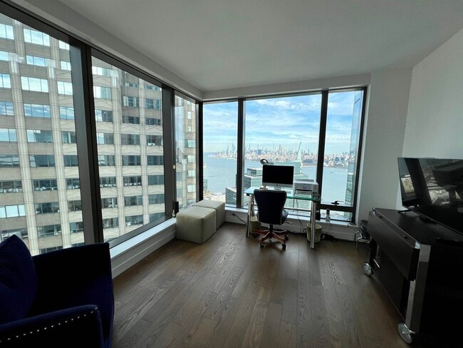 Building Photo - 99 Hudson St