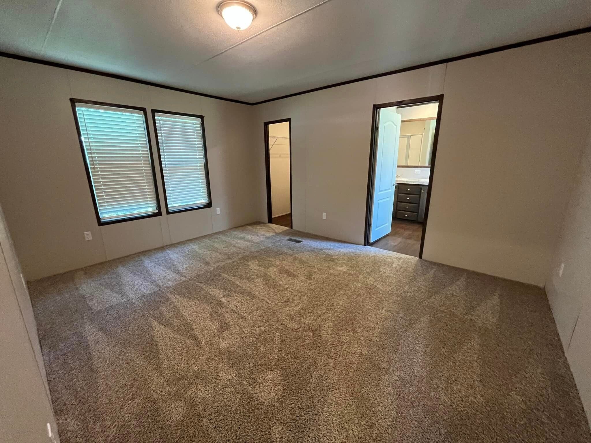 Building Photo - 106 E Semands St