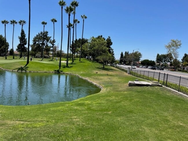 Building Photo - 2 Bedroom in Beautiful Tustin Golf Community