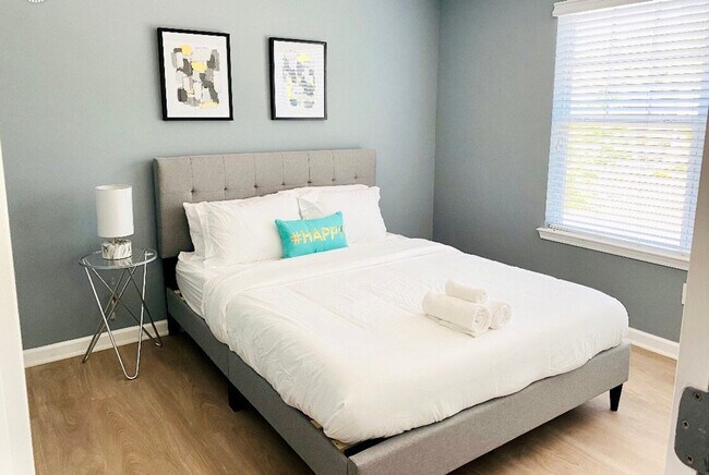 Building Photo - 220 Brookstone Trail