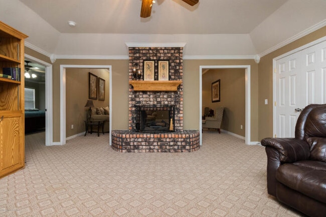 Building Photo - 4 Bedrooms 3 bathrooms, OFFICE 2 living rooms, and 2 car garage