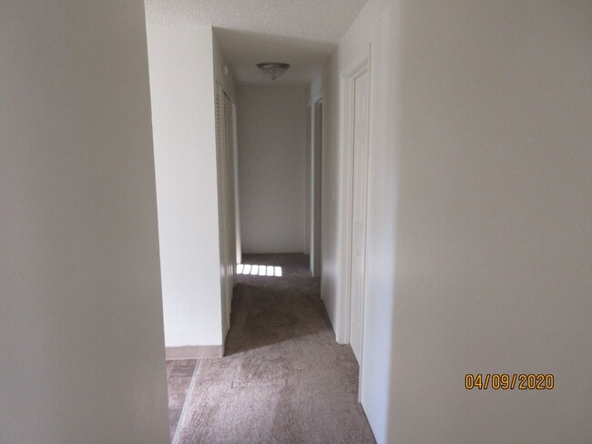 Building Photo - (905) Draper Apartments - 3 Bed / 1.5 Bath...