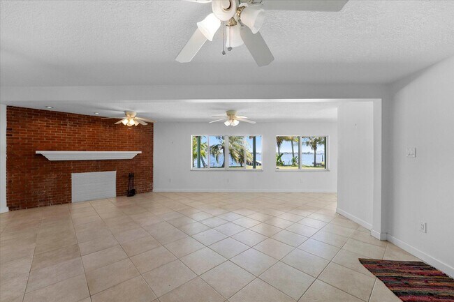 Building Photo - 850 NE Ixora Dr