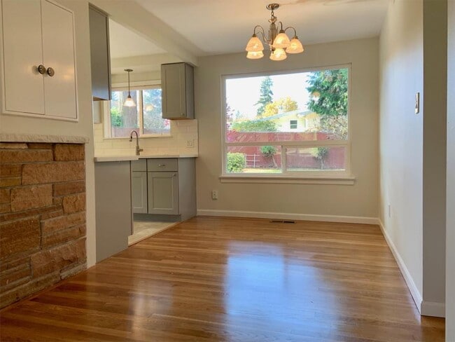 Building Photo - 3 bedroom in Bellevue WA 98006