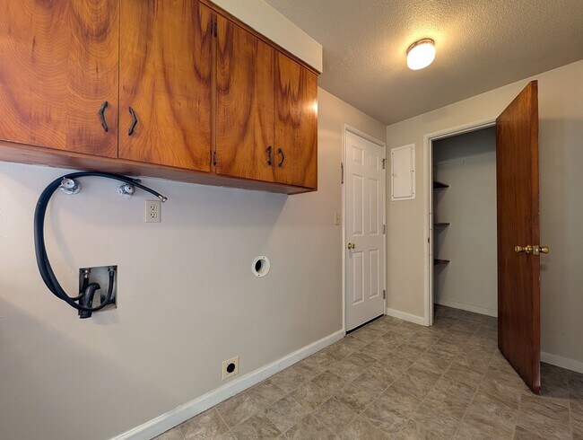 Building Photo - Nice 2 bed/1 bath duplex off River Road